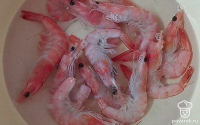 Креветки также разморозим и отварим в течение 3 минут. И сразу же остудим в холодной воде.