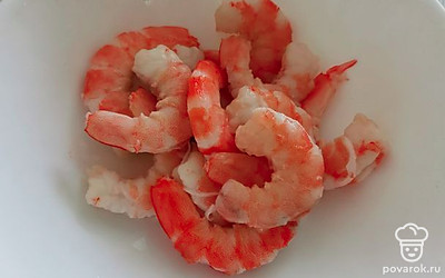 Почистим креветки от панциря.