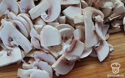Шампиньоны порежем сначала пополам, а затем тонкими пластинками. В идеале нужно использовать грибы шиитаке. Но с шампиньонами тоже очень хорошо получается.