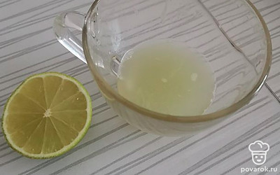 Выжимаем сок из лайма. 