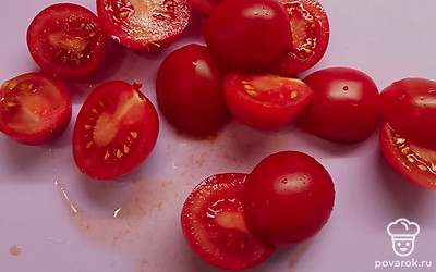 Помидоры черри разрезаем пополам. 