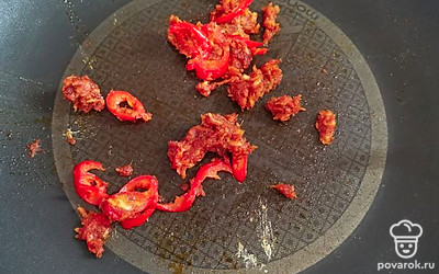 Сделаем зажарку. Обжариваем 3 минуты на среднем огне пасту Том Ям, измельченный чеснок и перец чили. 
