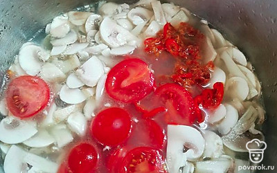 Бульон процедим. Добавим шампиньоны, зажарку и помидоры черри. Вливаем сок лайма. Варим на среднем огне 5 минут.
