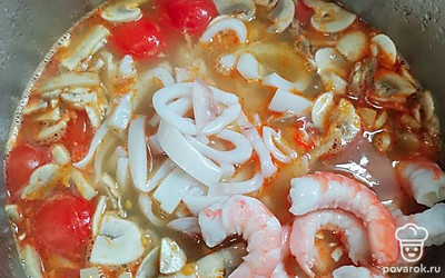 Добавим в суп креветки и порезанный кальмар. Варим еще 3 минуты.
