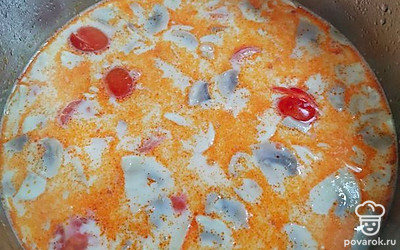 Влить в суп кокосовое молоко и рыбный соус (экстракт анчоуса). Проварить еще 3 минуты.
