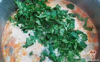 Добавить нарезанную кинзу и снять суп с плиты. Дать настояться 20 минут.