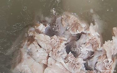 Варим свинину на кости часа 2.