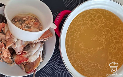 Сварить рыбный бульон. Процедить, рыбу разобрать.