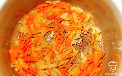 В кастрюле на смеси растительного и сливочного масла обжарить нашинкованный лук и морковь.