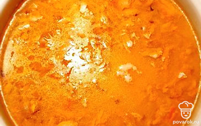 Добавить картофель, перемешать и залить бульоном. Варить до готовности картошки. Посолить, поперчить.