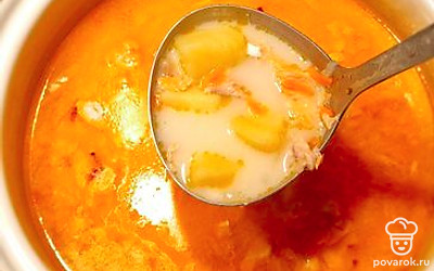 Порезать ломтиками плавленый сливочный сыр для супа, отправить в кастрюлю и залить сливками. Готовить до полного растворения сыра. Добавить разобранную рыбу.