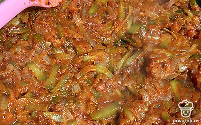 Брусочками нарезаем говядину и отвариваем в подсоленной воде. Мелко нарезаем лук и огурцы, обжариваем на растительном масле, добавляем томатную пасту и специи по вкусу.