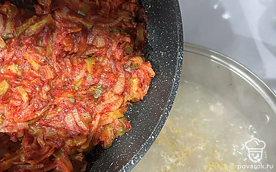 Когда мясо сварится, выкладываем в бульон зажарку.