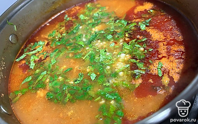 Добавляем мелко рубленный чеснок, зелень и соль по вкусу. Варим 2-3 минуты.