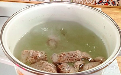 Отварить свинину до готовности, периодически убирая из бульона накипь.
