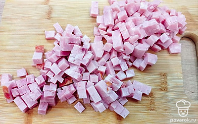 Ветчину и карбонад нарезать кубиками.