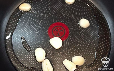 Обжарить чеснок на сковороде в двух ложках растительного масла, чтобы он отдал свой аромат.