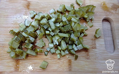 Соленые огурцы порезать кубиками.
