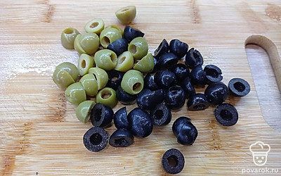 Оливки и маслины порезать пополам.