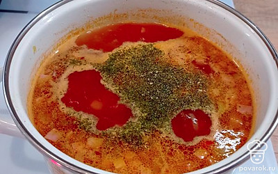 Переложить огурцы, мясо и оливки с маслинами в суп, добавить специи по вкусу.