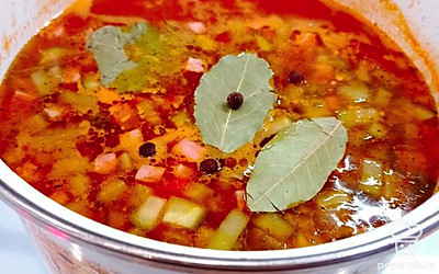 Добавить в суп лавровый лист и перец горошком, варить до готовности картофеля.