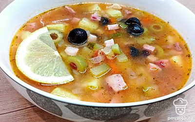 Разлить суп по тарелкам, подавать с ломтиком лимона. По желанию можно добавить сметану.