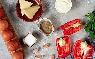 Помойте, сварите, остудите и очистите яйца. Очистите от шелухи и помойте чеснок. Болгарский перец помойте, очистите от плодоножки и семян. Помойте и мелко нарежьте петрушку для украшения.