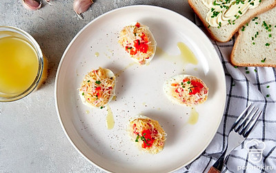 Посыпьте яйца мелко порубленной петрушкой.