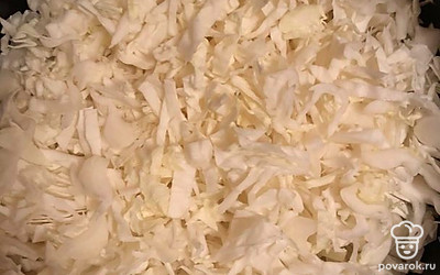 Капусту шинкуем.