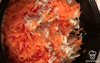Трём морковь на терке. Складываем все в мультиварку , солим и добавляем приправу по вкусу. Ставим режим тушение на час.
