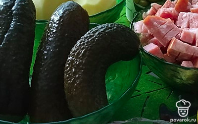 Подготавливаем ингредиенты. Два вида колбасы нарезаем кубиками. Высыпаем в кастрюлю.