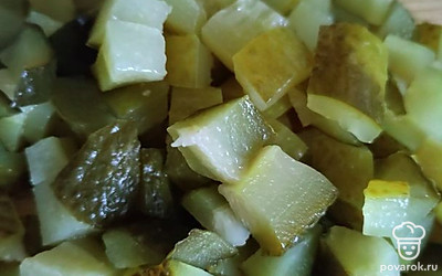 Нарезаем соленые огурцы.