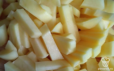 Режем картофель и все отправляем в кастрюлю.