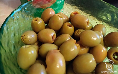 Варим 30 минут, добавляем оливки и томаты. Томим еще 10 минут.