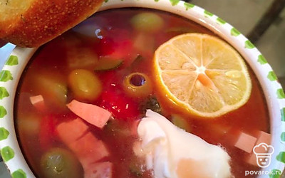 Разливаем в супницы и подаем с долькой лимона и сметаной.