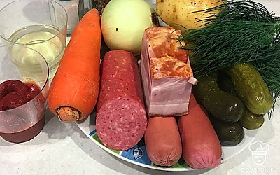 Подготовьте все ингредиенты. Поставьте воду на плиту, немного посолите и оставьте закипать. 