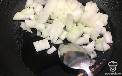 Репчатый лук почистите, помойте и нарежьте маленькими кубиками. Выложите в сковороду с растительным маслом.