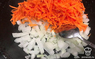 Морковь очистите, помойте и натрите на крупной терке. Добавьте к луку.