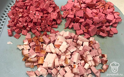 Все мясные продукты нарежьте на маленькие кубики.