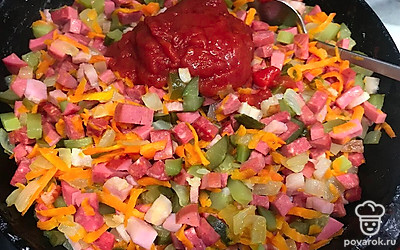 Добавьте томатную пасту, хорошо перемешайте, обжарьте 5 минут и выключите.