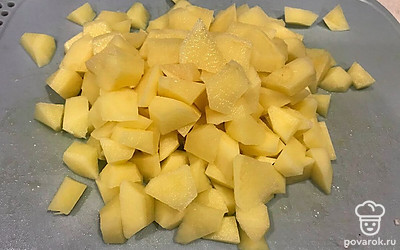Картофель очистите от кожуры, тщательно помойте и нарежьте небольшими кусочками.
