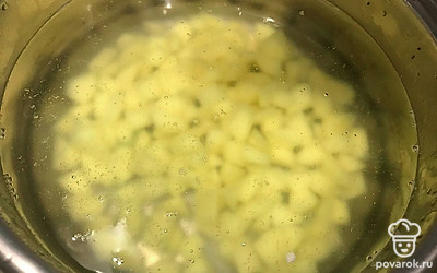 Положите в кастрюлю с закипевшей водой. Огонь немного убавьте..