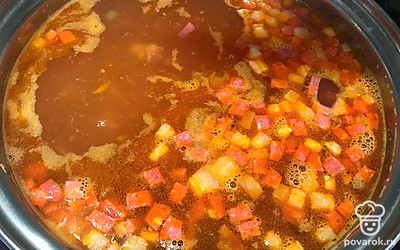 В воду добавьте все ингредиенты из сковороды, хорошо перемешайте и варите примерно 20 минут.