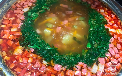 Кастрюлю наполните водой до краев и попробуйте на соль. Добавьте промытый и мелко рубленый укроп и выключите плиту. Солянка готова.