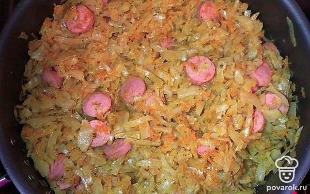 Солянка с капустой и сосисками на сковороде — Рецепт с фото