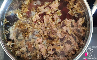 Поставить варить свиные ребра, суповой набор, порезать колбасу и добавить туда же (у меня было уже готовое мясо с ребер).