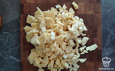 Порезать картофель, добавить в кастрюлю.