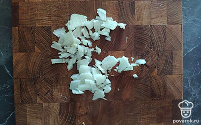 Порезать мелко лук, поставить пассероваться в сковороду на медленном огне. Добавить в суп.