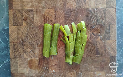 Порезать огурцы, добавить к мясу и картофелю.