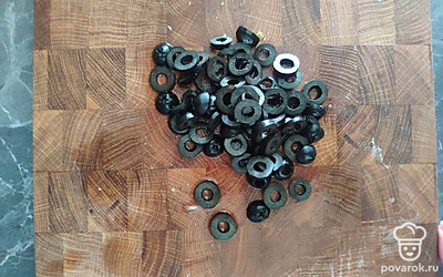 Порезать маслины или оливки, добавить туда же. Ещё можно добавить немного рассола от оливок или маслин прямо в суп.